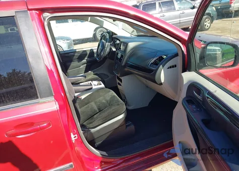 2015 Chrysler Town & Country Touring z USA, uszkodzony, nr VIN 2C4RC1BG5FR583176